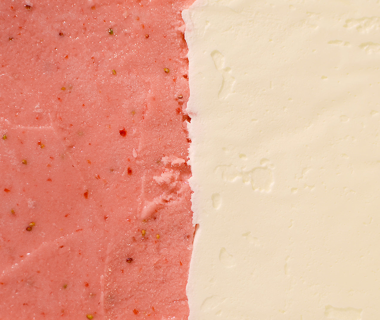 たっぷり大容量「いちごとミルク」紅白ジェラート