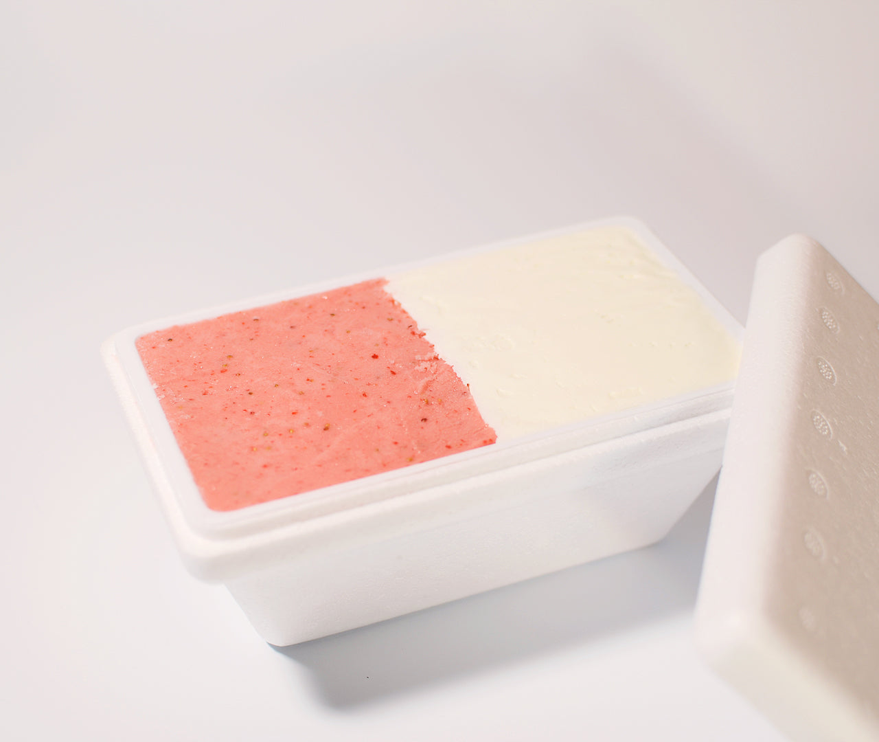 たっぷり大容量「いちごとミルク」紅白ジェラート